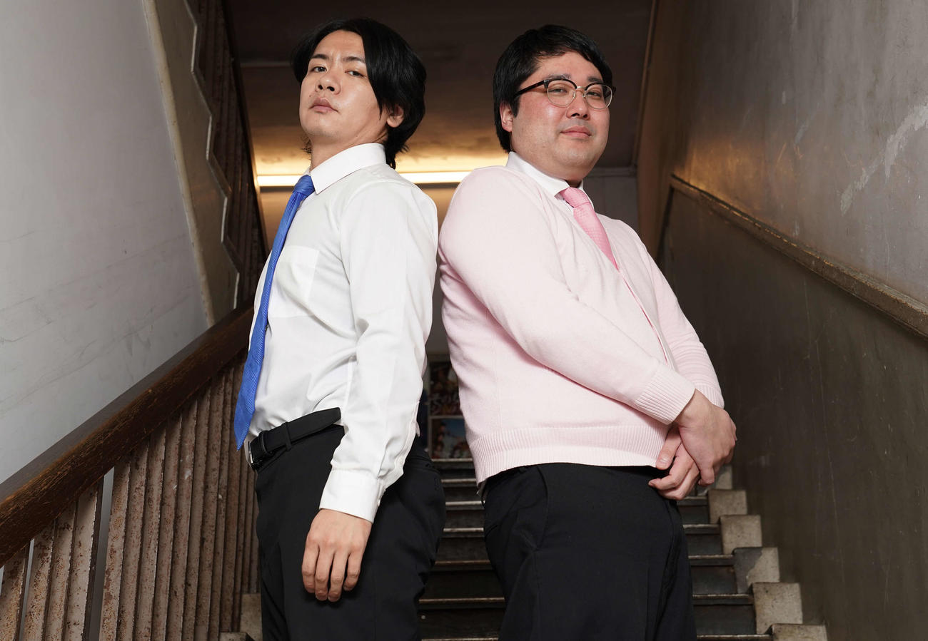 マヂカルラブリーの野田クリスタル（左）と村上は格好良くポーズを決める