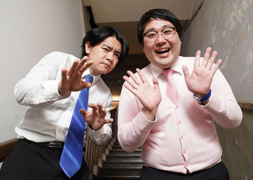 マヂカルラブリーの野田クリスタル（左）と村上はカメラに向かってポーズを決める（撮影・鈴木みどり）
