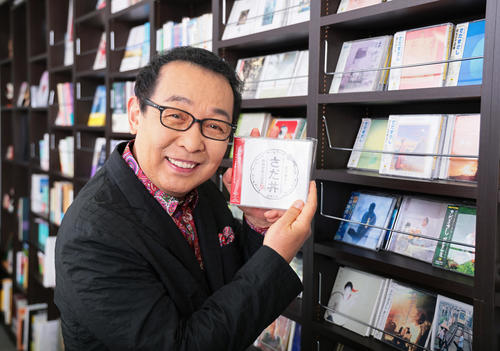 学生時代に亡くなった母が大好きだった歌手さだまさしさん。自分の名前の由来がさださんにある事を伝えると「うれしいですね」とやさしくほほ笑んでくれました。忘れられない撮影、ありがとうございました（撮影・足立雅史）