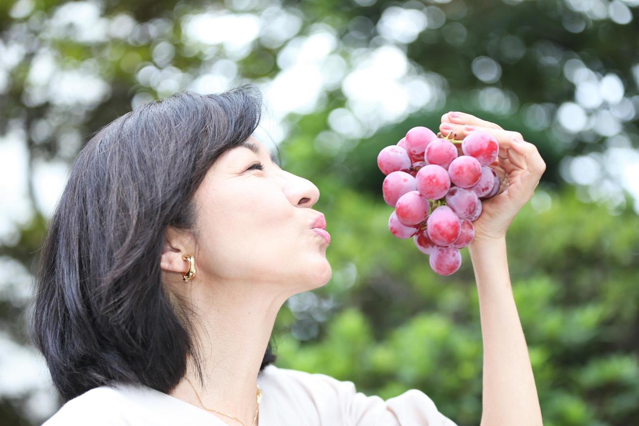 アイドルのように撮りたいというリクエストに応えてくれた寺田理恵子アナウンサー。果実のように甘い笑顔を見せてくれました（撮影・勝部晃多）