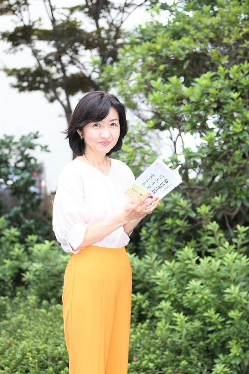 自著を片手に年齢を感じさせない若々しい笑顔を見せる寺田理恵子アナウンサー（撮影・勝部晃多）