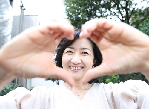 手で作ったハートマークの中から笑顔を見せる寺田理恵子アナウンサー（撮影・河野匠）