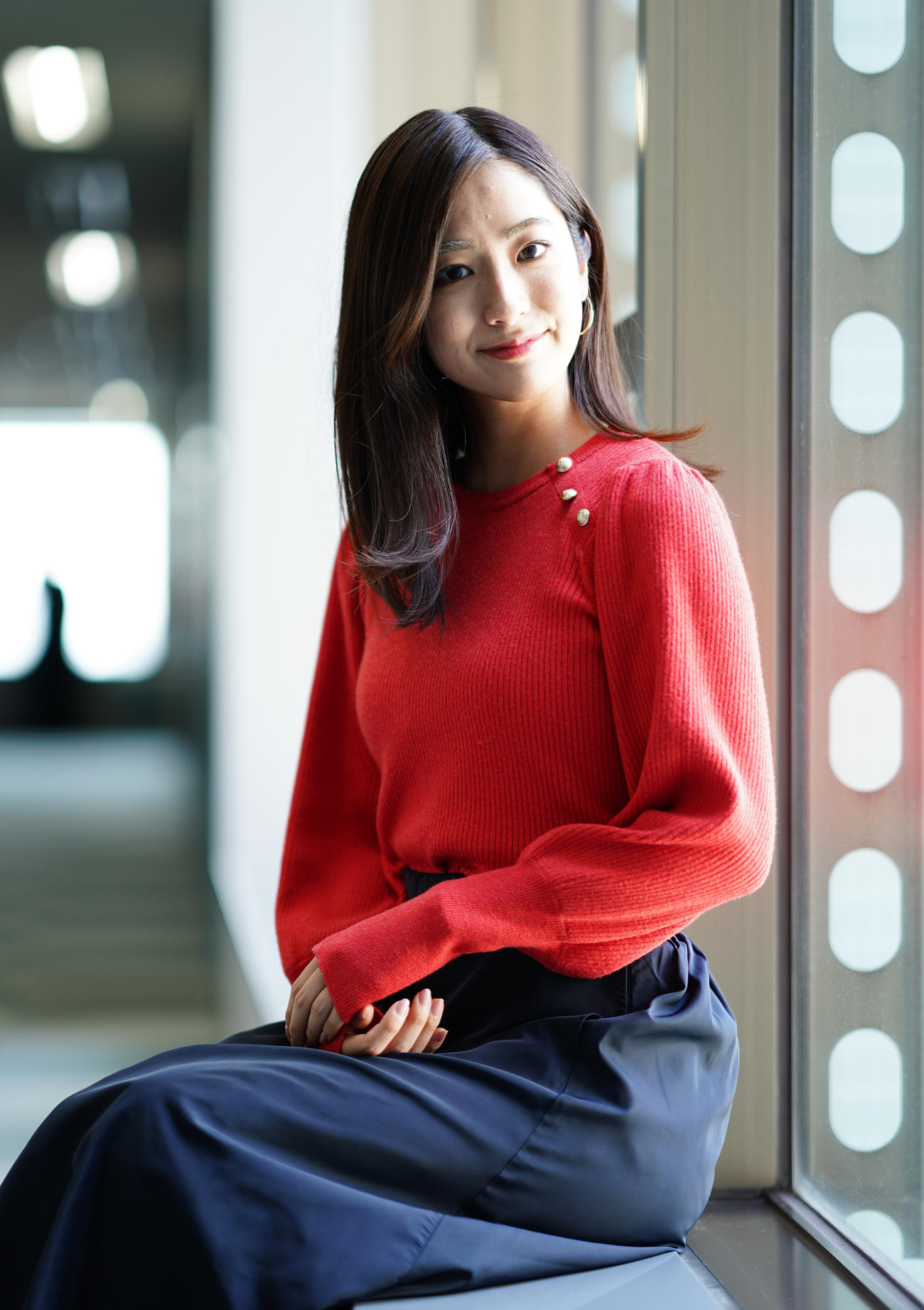 笑顔でポーズをとるTBSの田村真子アナウンサー。真っ直ぐな眼差しが意思の強さを感じました＝2021年10月28日