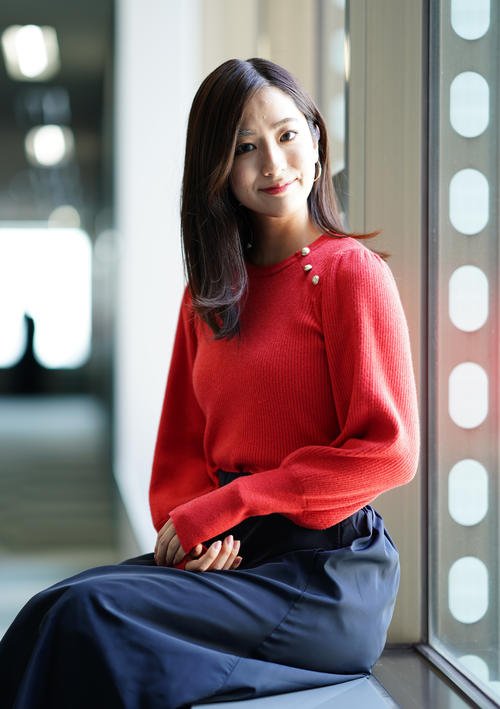 笑顔でポーズをとるTBSの田村真子アナウンサー。真っ直ぐな眼差しが意思の強さを感じました＝2021年10月28日