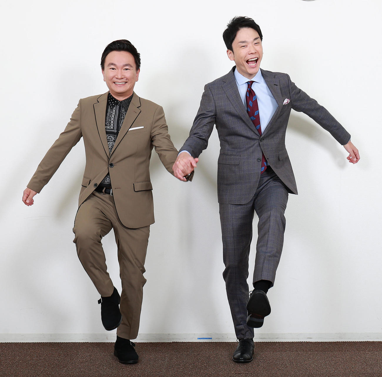 仲がいいと噂のかまいたちの山内健司さん（左）と濱家隆一さん。「手をつないでスキップしてもらえますか」という無茶ぶりにも、飛びきりの笑顔で快く応じてくれました（撮影・野上伸悟）