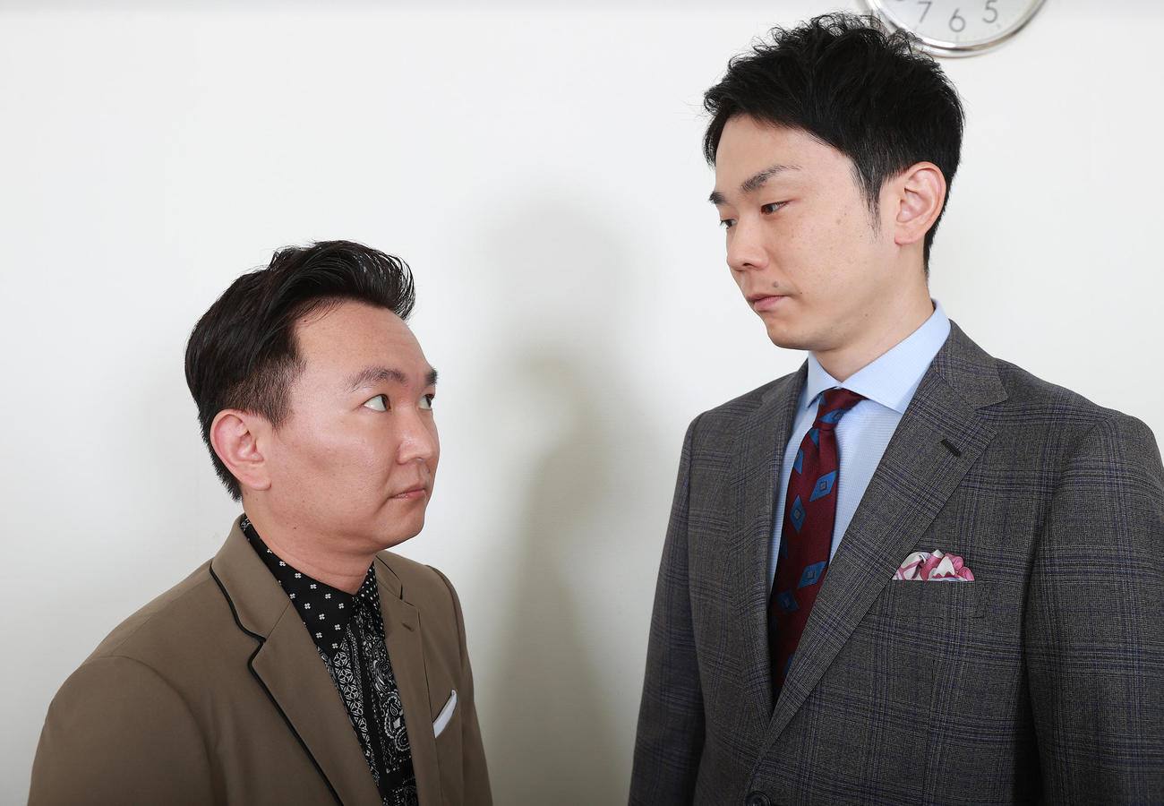 見つめあうかまいたちの山内健司さん（左）と濱家隆一さん（撮影・野上伸悟）