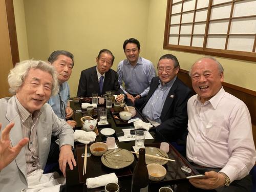 日本の政治を動かしてきた重鎮たちに現在の活躍ぶりを祝福される杉村太蔵氏（左から4人目）。左から元首相の小泉純一郎、元自民党幹事長の中川秀直、同二階俊博、1人おいて同山崎拓、同武部勤の各氏（杉村氏提供）