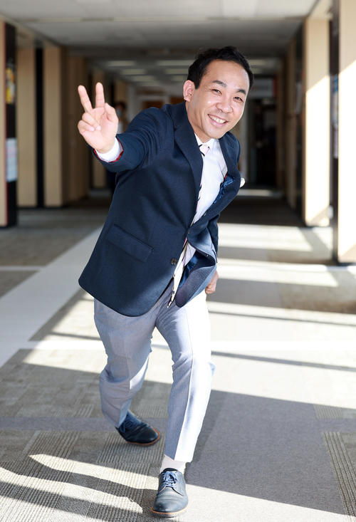 少年時代に野球に打ち込んでいた天達武史さん。むちゃ振りに応え投球フォームを披露してくれた（撮影・垰建太）