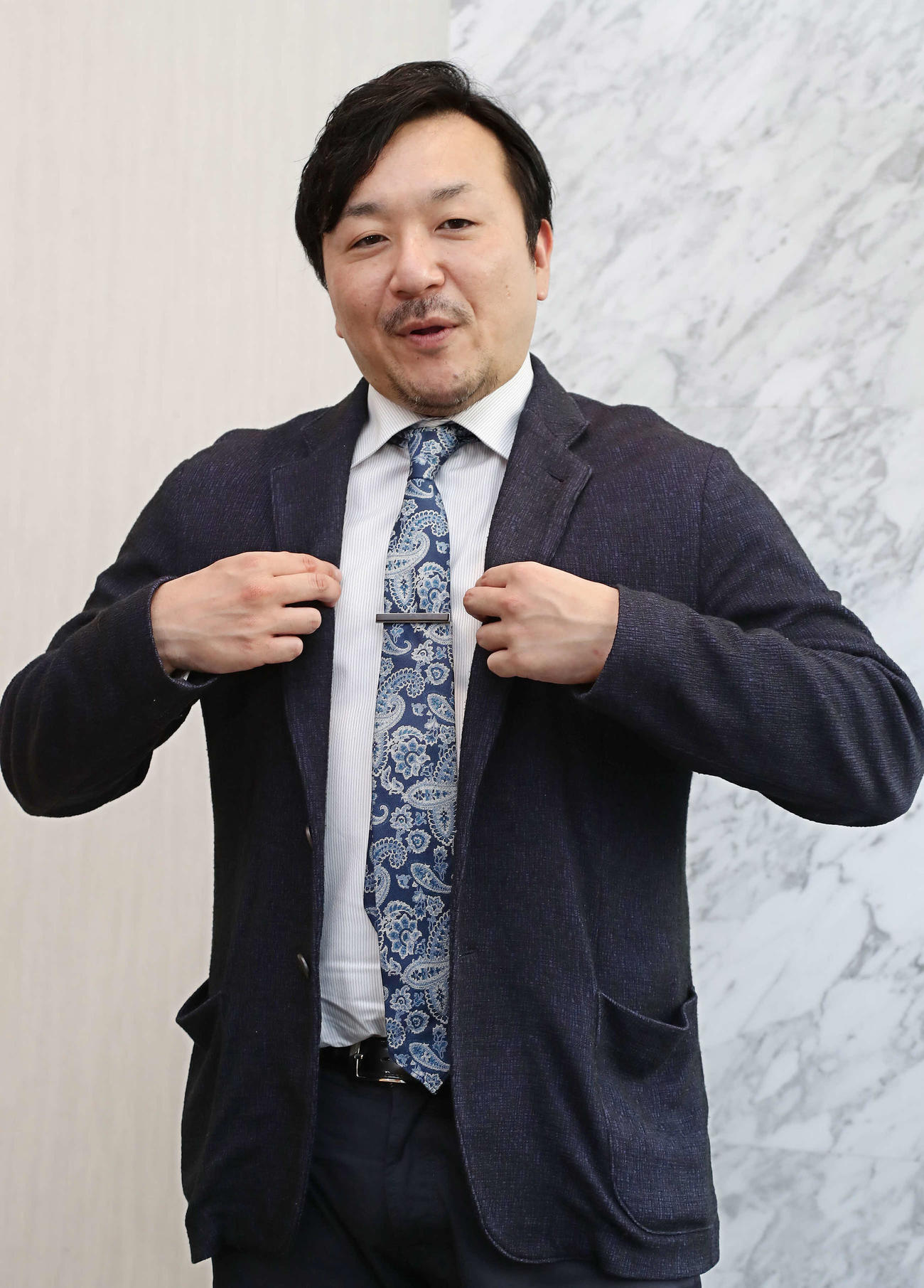 ダンスのインストラクターや埋蔵文化財調査員を経て作家となった今村翔吾さん。情報番組のコメンテーターも務めている（撮影・丹羽敏通）