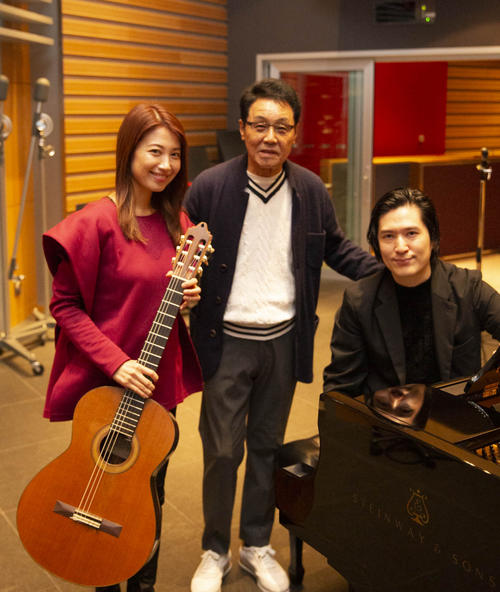 五木ひろし（中央）とアルバムで共演した村治佳織（左）、清塚信也