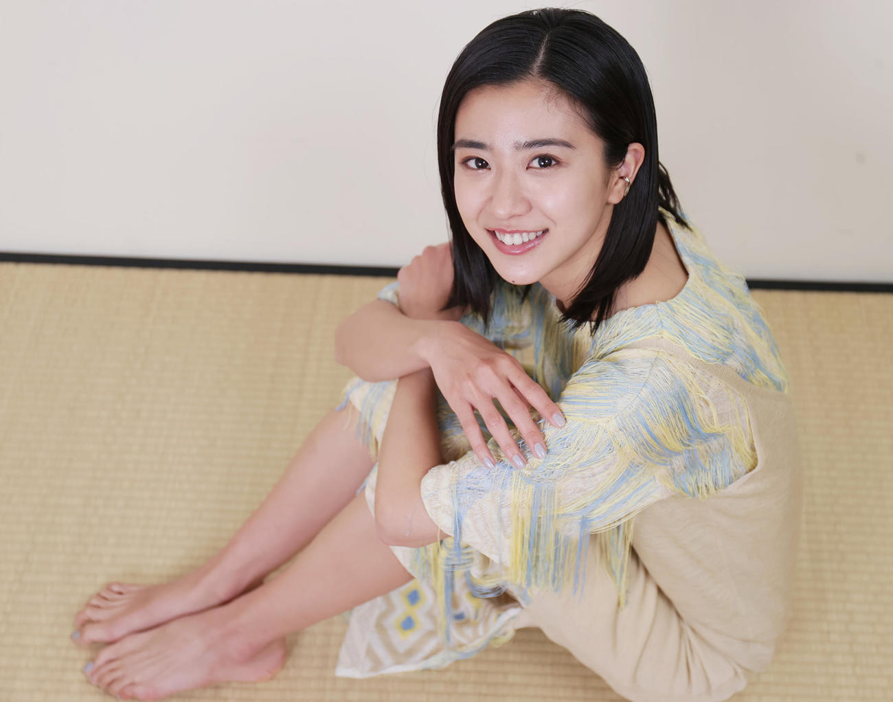 NHK連続ドラマ小説「ちむどんどん」のヒロインを務めるなど大活躍中の黒島結菜。「沖縄は畳」というカメラマンの思い込み的な注文にも快く素足になって応じてくれた（撮影・野上伸悟）