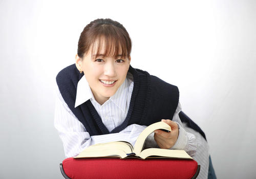 弁護士役に挑戦する綾瀬はるかは、六法全書をめくりながら笑顔を見せる（撮影・浅見桂子）