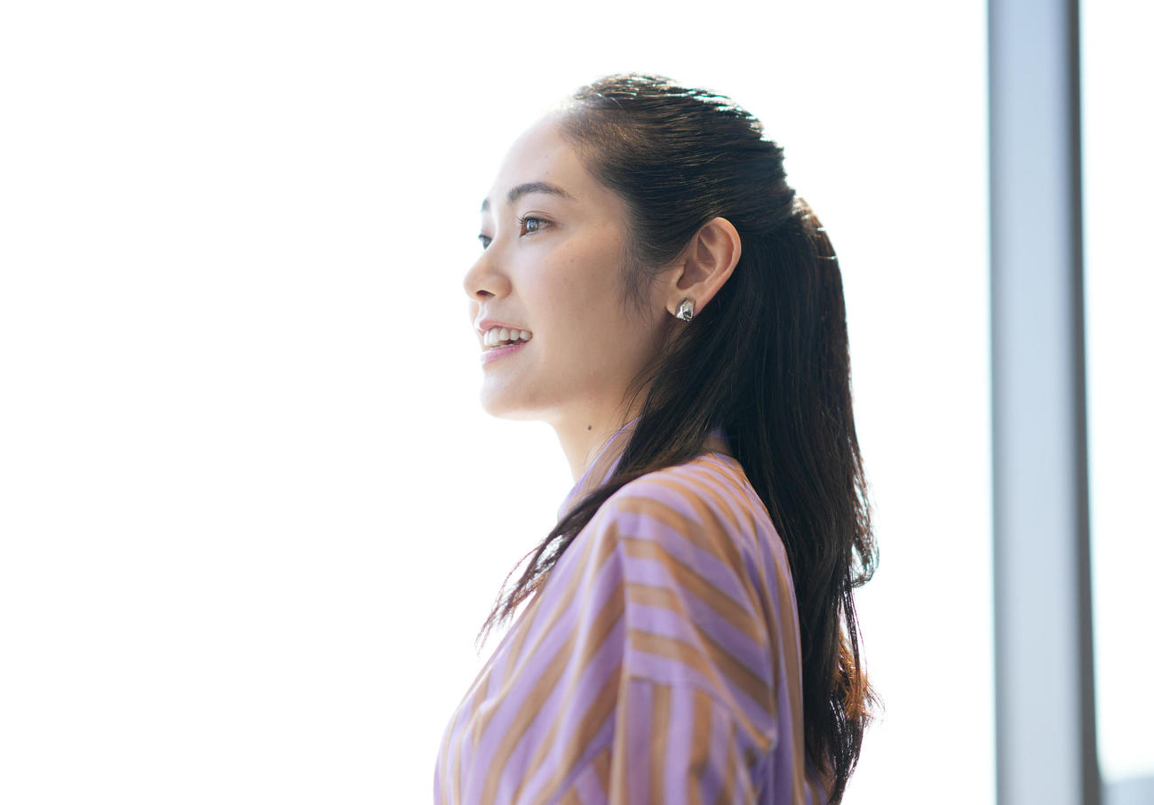 分け隔てなく周囲を気遣い、さわやかな笑顔を見せる阿部純子。目標を語る視線に、確かな芯の強さを感じました（撮影・菅敏）
