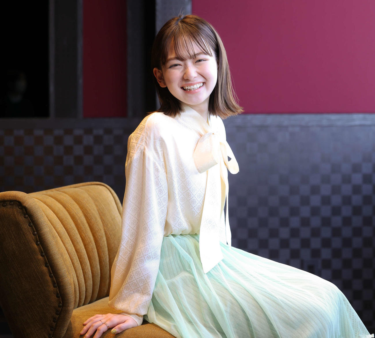 さまざまな役をこなしこれからの活躍にも注目の山田杏奈。インタビュー時は大人な雰囲気が印象的でしたが笑顔もすてきです（撮影・河田真司）