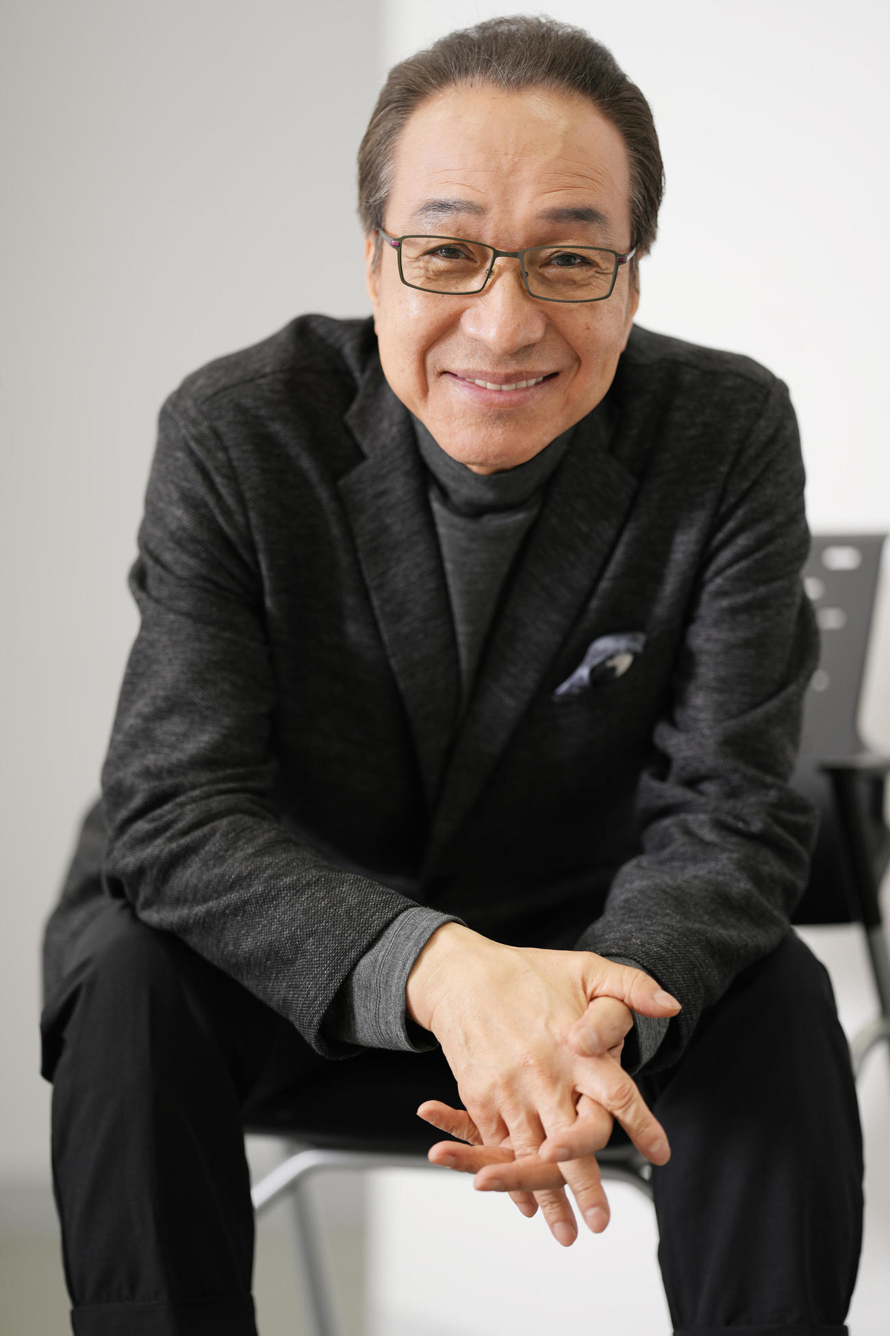 柔和な笑みを浮かべる小日向文世。テレビ東京系連続ドラマ「嫌われ監察官　音無一六」に主演として出演している（撮影・鈴木みどり）