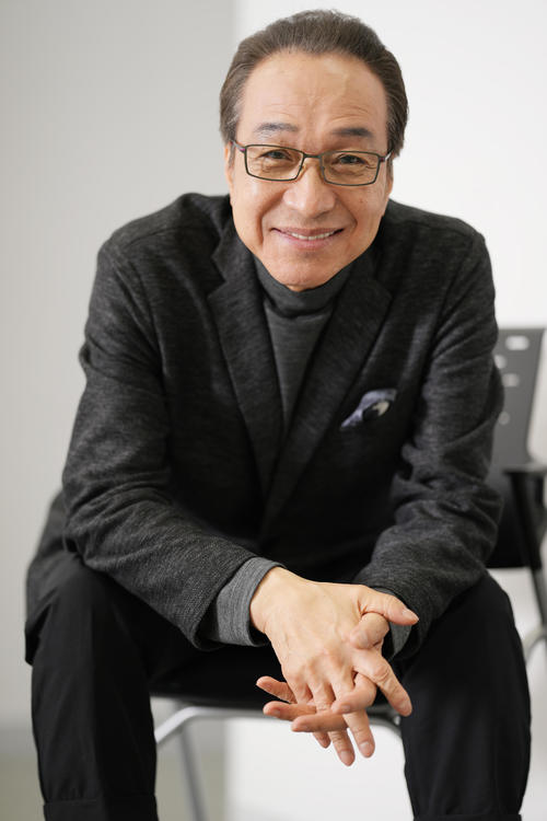 柔和な笑みを浮かべる小日向文世。テレビ東京系連続ドラマ「嫌われ監察官　音無一六」に主演として出演している（撮影・鈴木みどり）