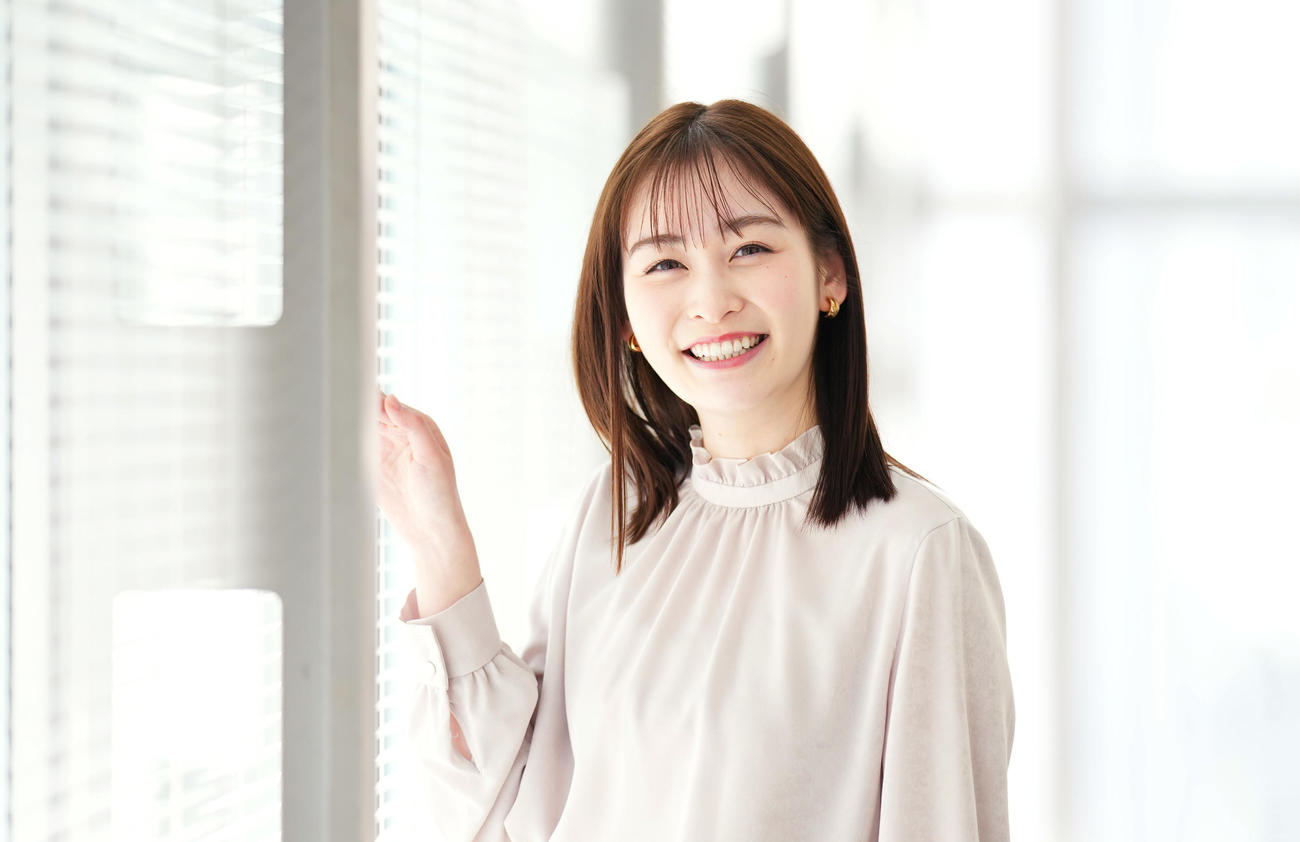 「スッキリ」生放送後、疲れも見せずさわやかな笑顔でインタビューに応える岩田絵里奈。仕事への情熱を語る姿はとてもすてきでした（撮影・菅敏）