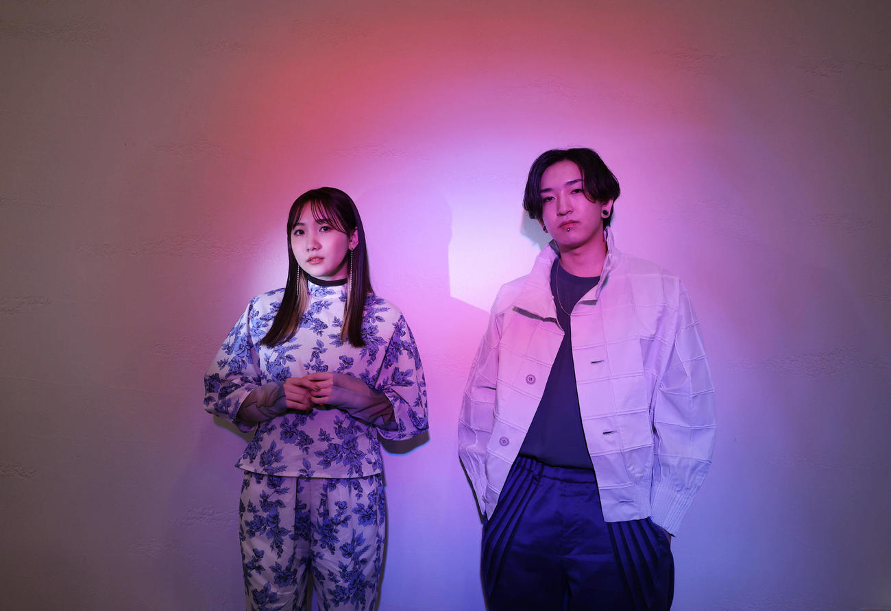 将来は海外でも活躍したいというYOASOBIのikura（左）とAyase（撮影・狩俣裕三）