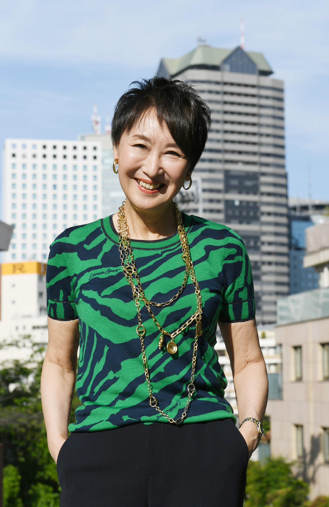 TBSをバックにその時代の苦労話を笑顔で語る吉川美代子（撮影・酒井清司）