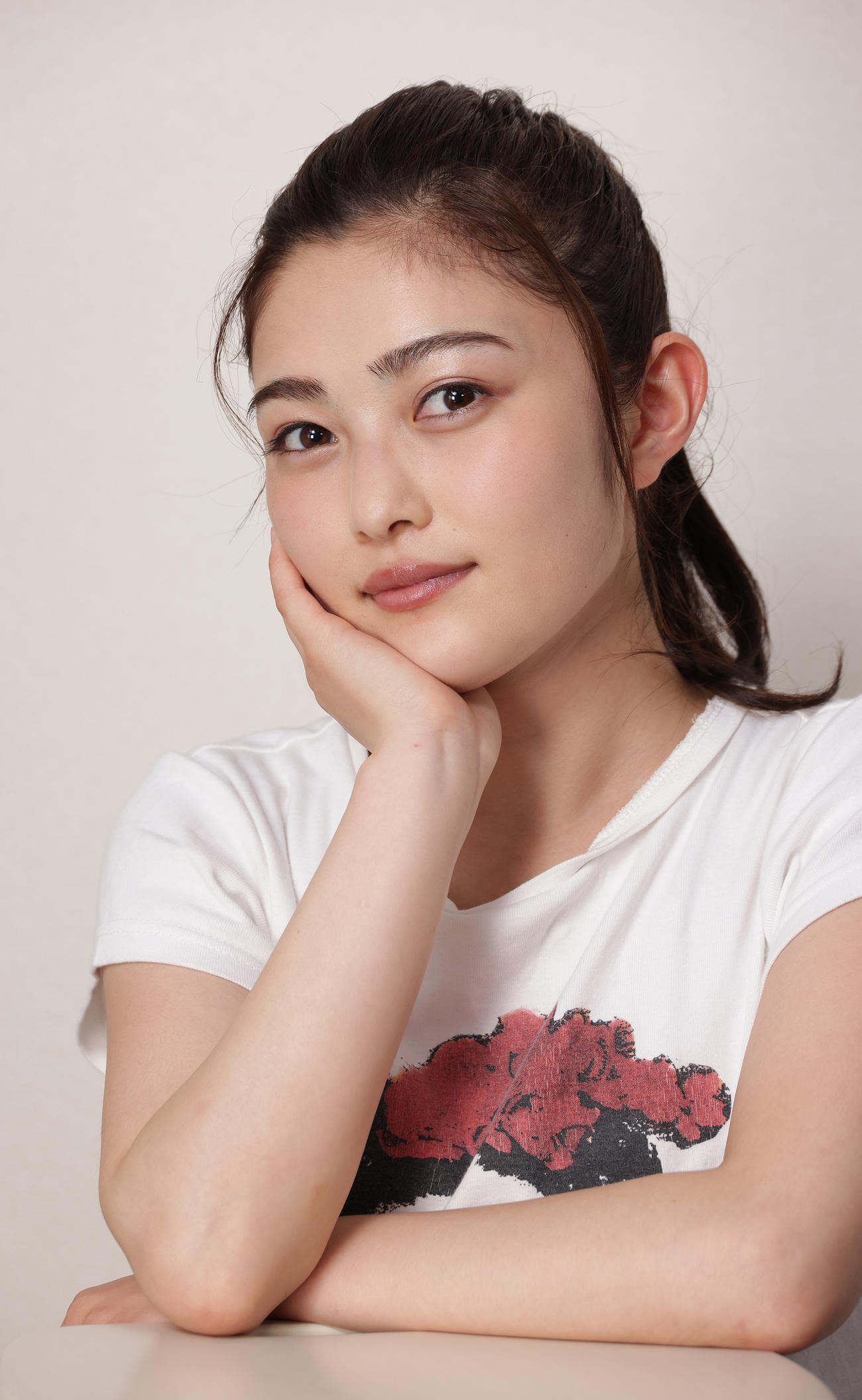 選挙好きで有名な井上咲楽は、眉毛のイメチェンでかわいさアップ（撮影・中島郁夫）