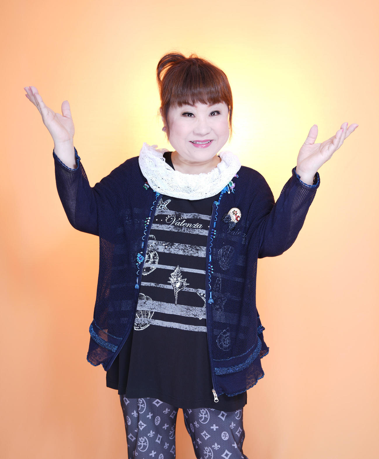 撮影が始まるとオーラが漂う天童よしみさん。でも撮影の合間にはカメラマンと関西弁トークで盛り上がる、とても気さくな方でした（撮影・菅敏）