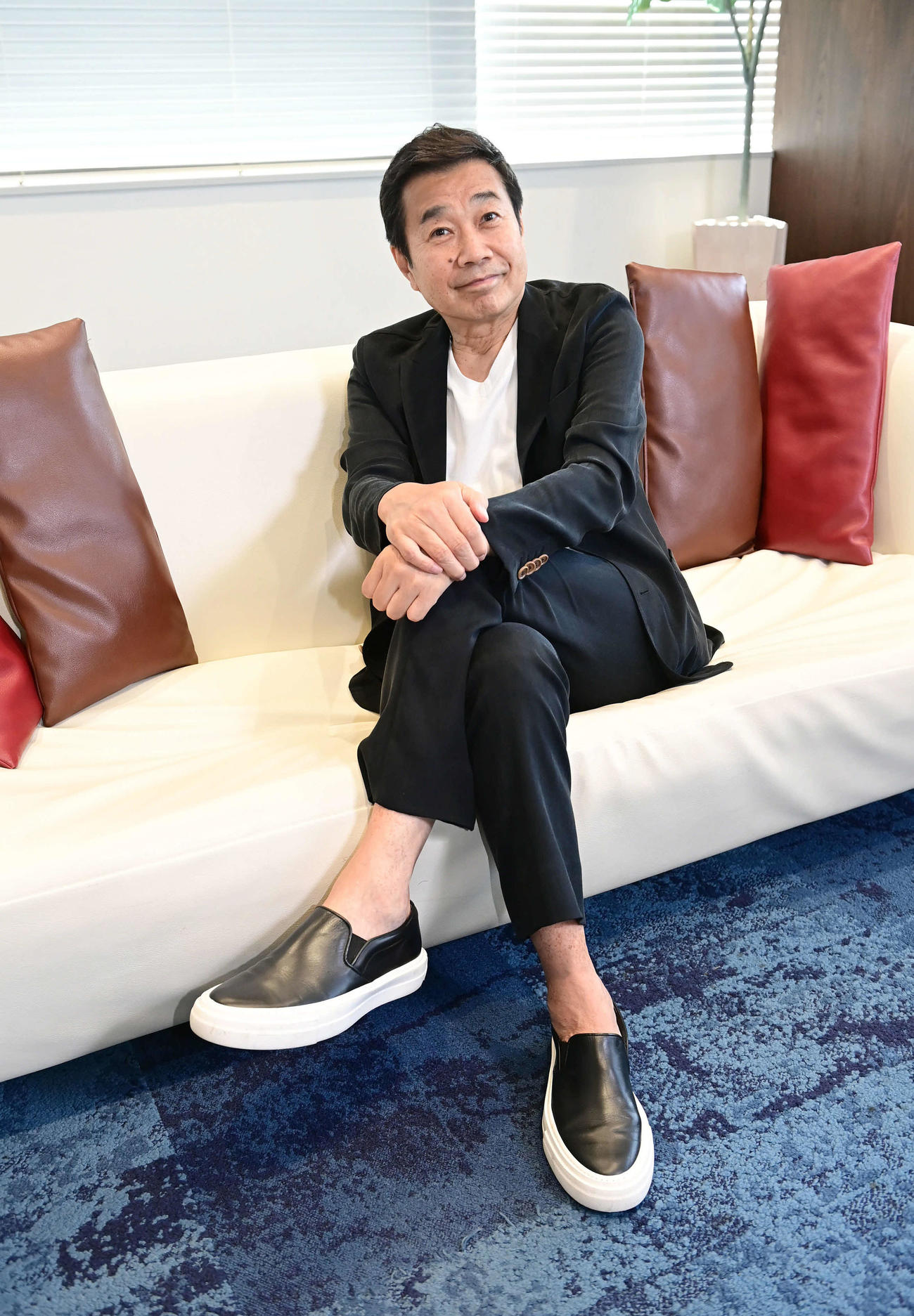 劇団創立40周年が過ぎ御年「71歳」を迎えた三宅裕司。ソファに腰かけたポーズが実にダンディーでした（撮影・小沢裕）