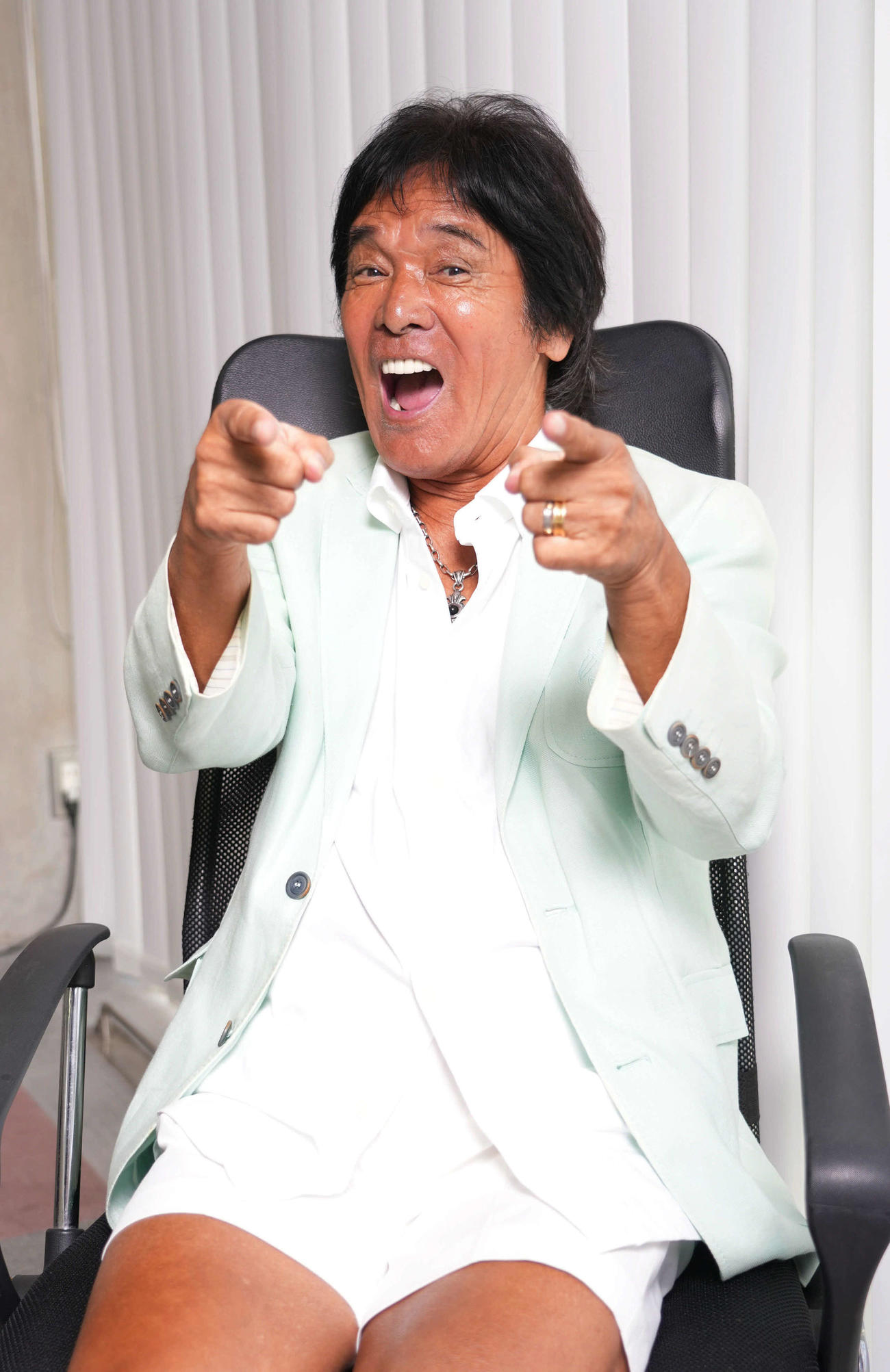こんがり焼けた肌と対照的な白い歯を見せながら元気にポーズを決めてくれた松崎しげる。全盛期と変わらぬ歌声でいつまでも名曲「愛のメモリー」を聞かせてほしいと思います（撮影・小沢裕）
