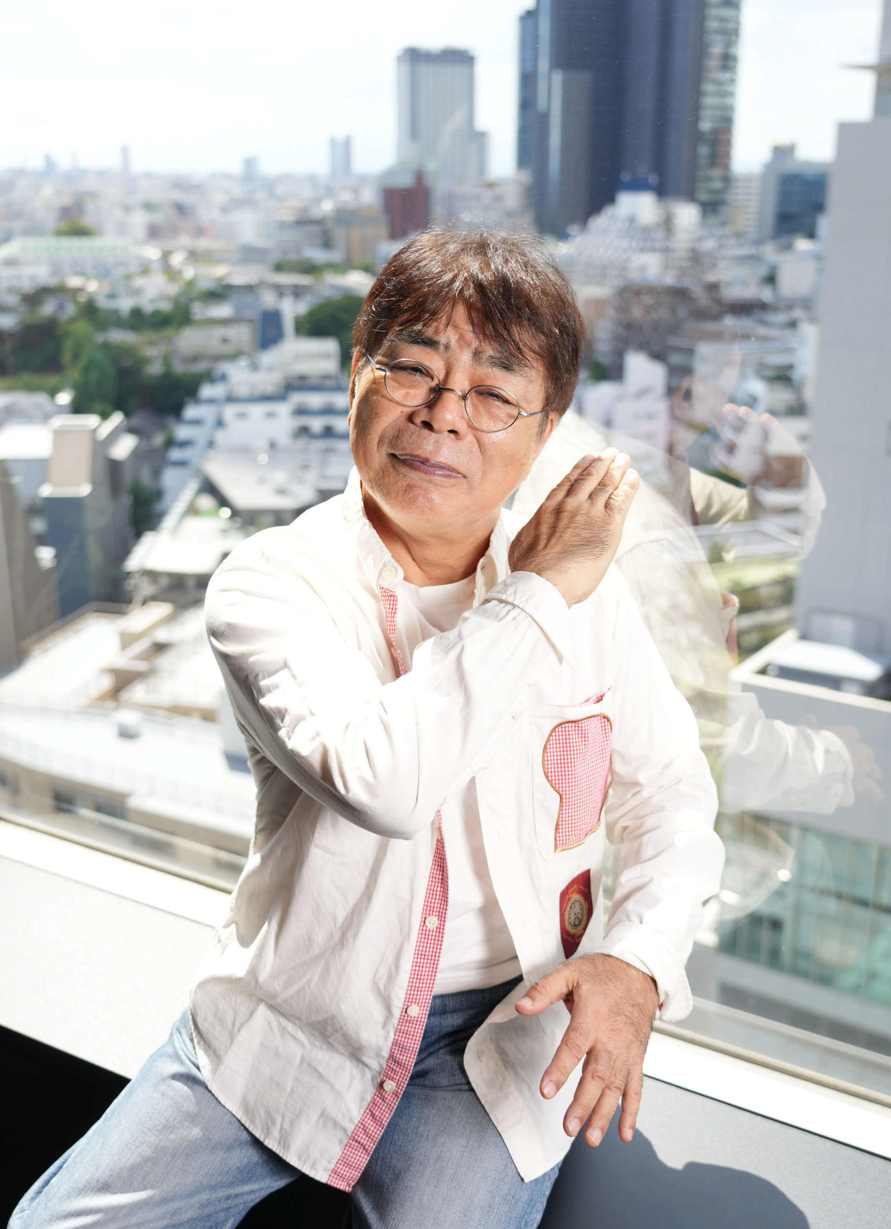 プロレス好きで知られる小倉久寛さん。親交のある元プロレスラー小橋建太氏の「逆水平チョップ」の要求に応えてくれた。ほのぼのとした空気があふれる写真となりました（撮影・小沢裕）