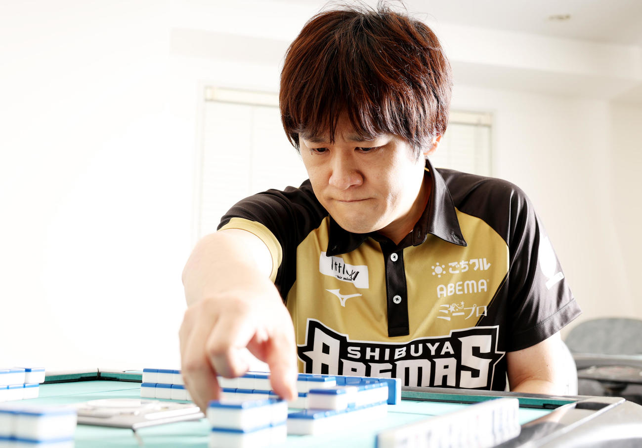 マージャンに疎い私でも、多井隆晴さんの言葉に聞き入ってしまった。一見、穏やかな表情の中にも、勝負師のすごみのような雰囲気を感じた（撮影・野上伸悟）