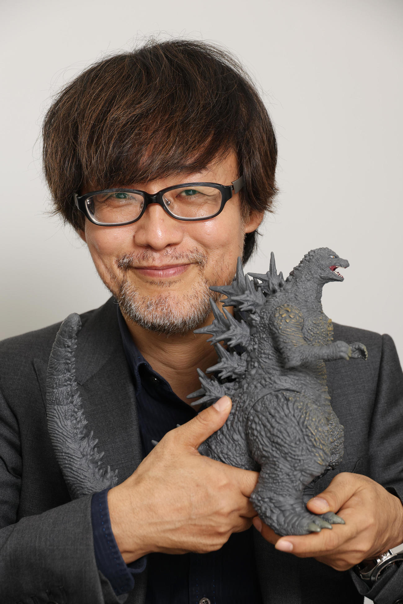 ゴジラのフィギュアを手に作品への思いを語った山崎貴監督（撮影・中島郁夫）