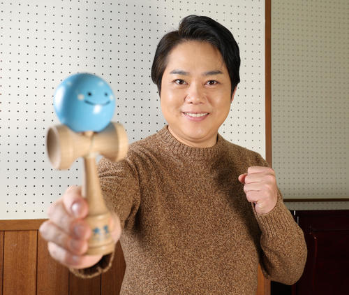 けん玉を手にガッツポーズを決める三山ひろし（撮影・中島郁夫）
