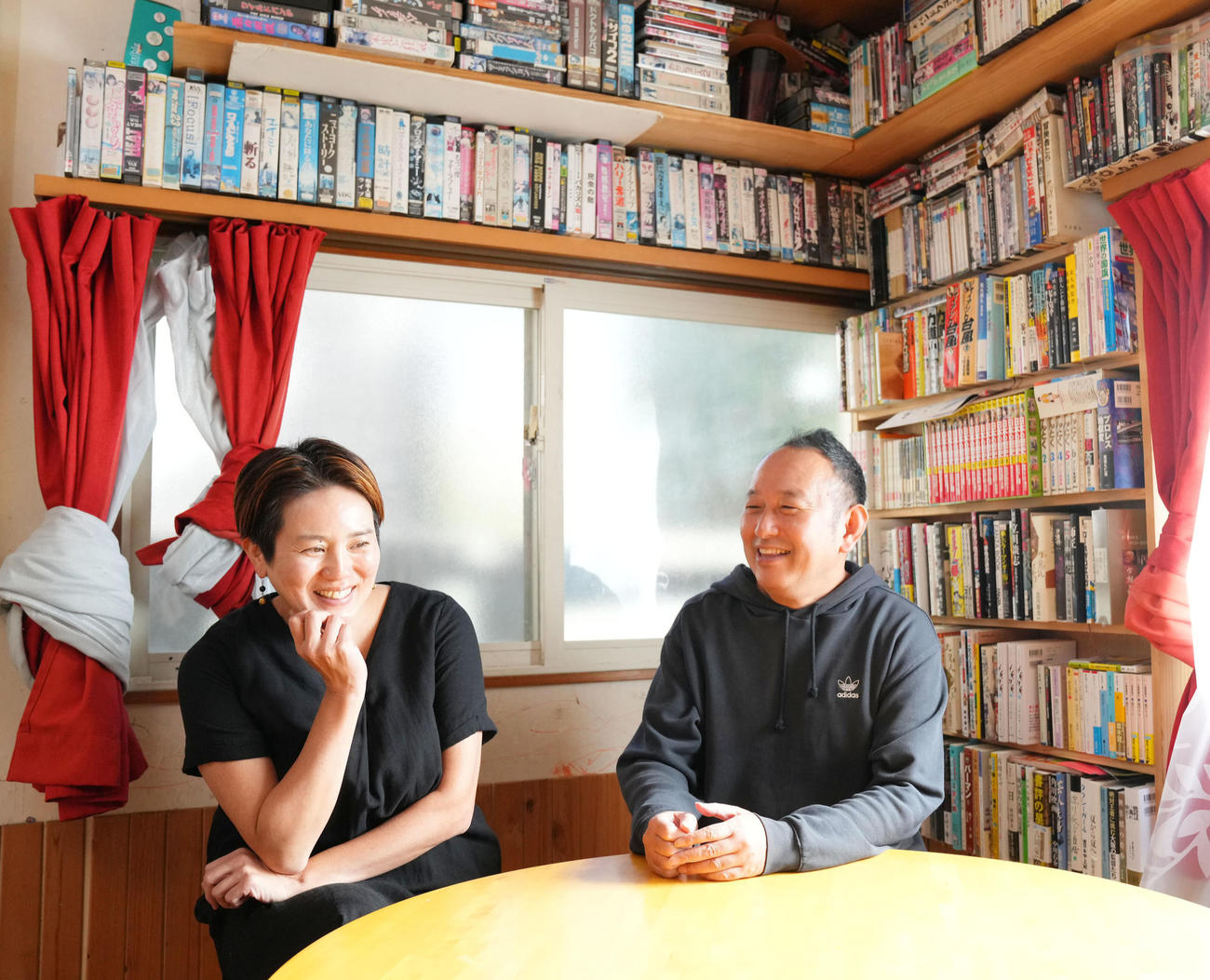 自宅で談笑する足立紳氏と妻の晃子さん。お互いを支え合う言葉がとても印象的だった（撮影・横山健太）