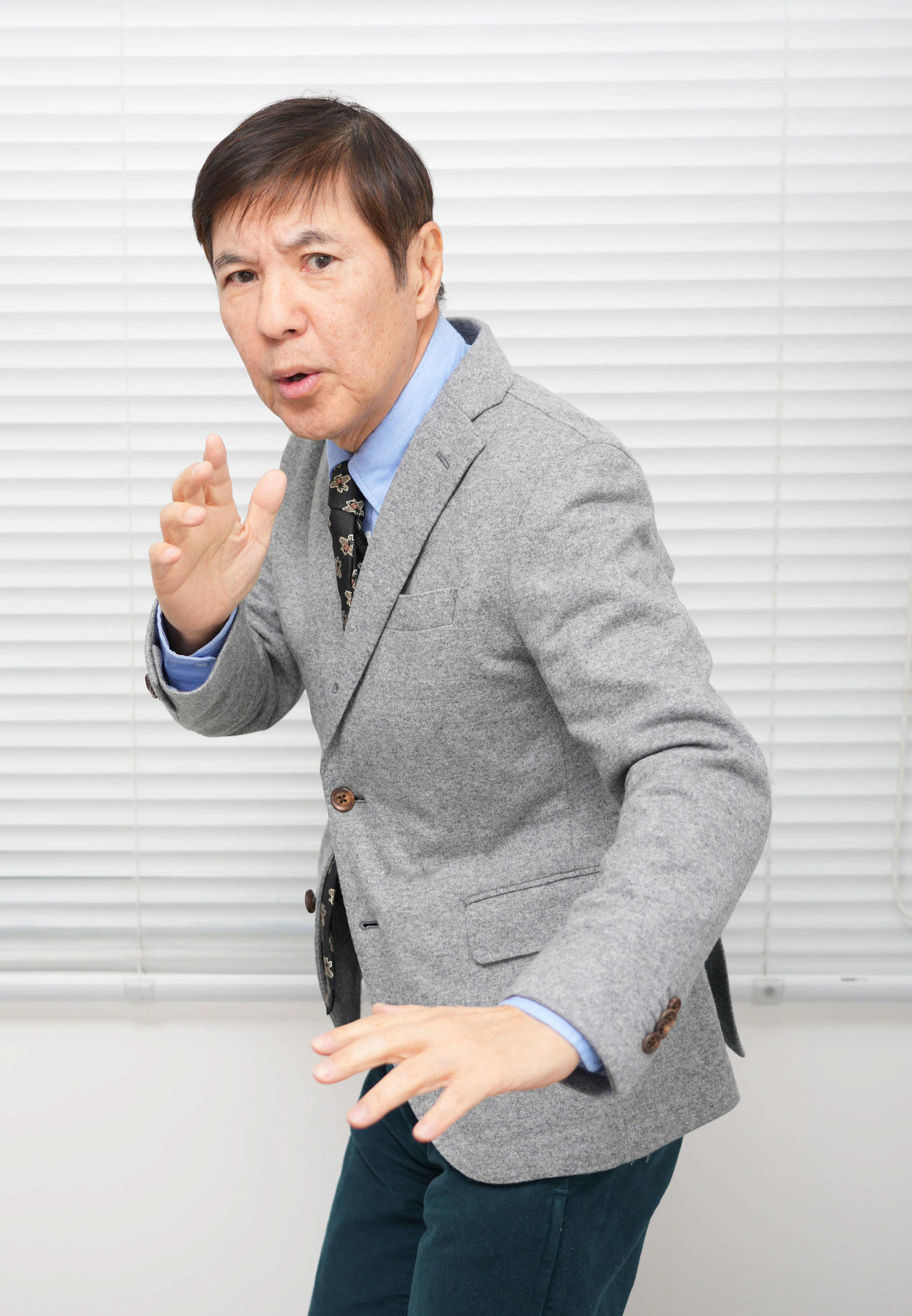 千葉真一さん公認のモノマネポーズでおどける関根勤。最後は健康に関する話で盛り上がりましたが、その姿からはとても70歳には見えない元気が満ちあふれていました（撮影・小沢裕）
