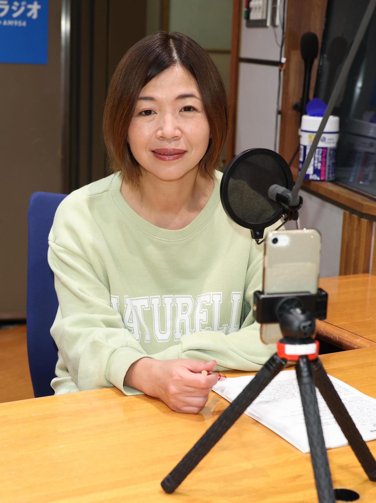いつでも動画撮影できるようにスマートフォンをスタンバイしている大久保佳代子（撮影・中島郁夫）