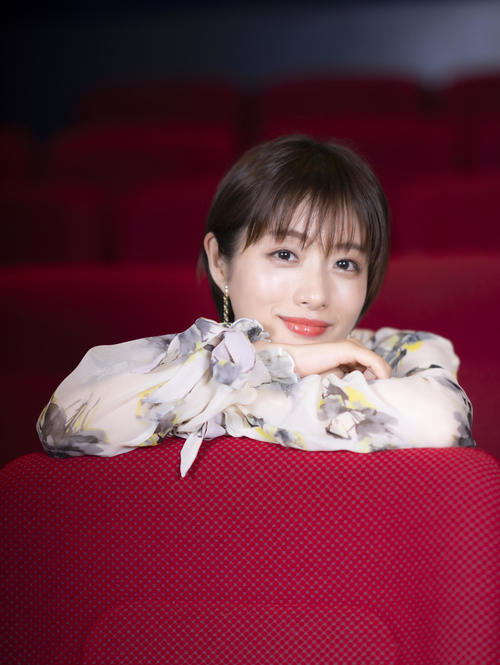 母となり映画でも母親の役を演じる石原さとみ。年を重ねても相変わらずの透明感で「美しい！」の一言です（撮影・垰建太）