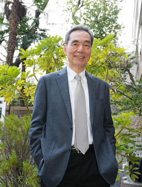 映画「お終活　再春！人生ラプソディ」に出演する長塚京三さん。「天職」という俳優業は50周年を迎えたが、これからも流されるまま自然体で歩んでいくつもりだ（撮影・小沢裕）