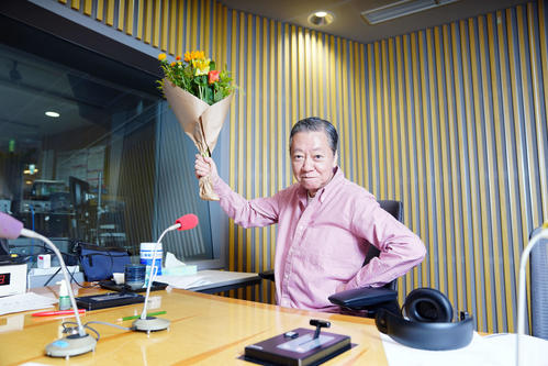 35年も続く長者番組「ビバリー昼ズ」のスタジオで迎えてくれた高田文夫先生。12年前に大病を患ってからは、無理せずに仕事をしていると言う。顔の色艶も良く、次から次へとおもしろい言葉が出てくる。笑いっぱなしの1時間。高田文夫ワールドさくれつのインタビューをご堪能下さい（撮影・たえ見朱実）