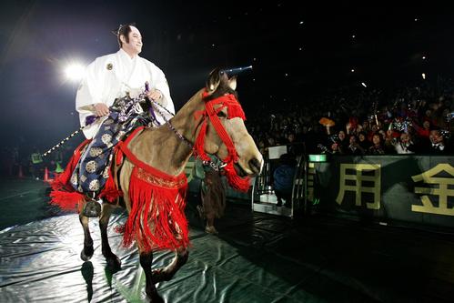 05年3月、マツケンサンバin東京ドームで、暴れん坊将軍となって馬に乗って登場する松平健