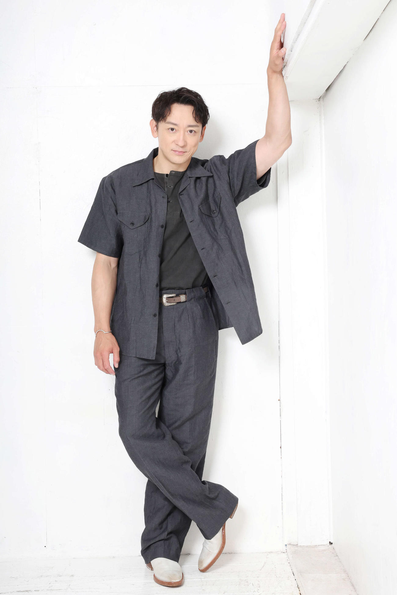 ブロードウェーミュージカル「RENT」への想いを真摯（しんし）に語る山本耕史さん。撮影時に見せる気さくな笑顔には優しさがあふれていました（撮影・宮地輝）