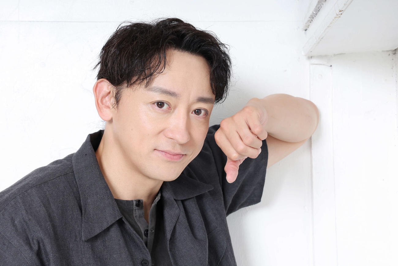 撮影時に見せる気さくな笑顔に優しさがあふれる山本耕史（撮影・宮地輝）