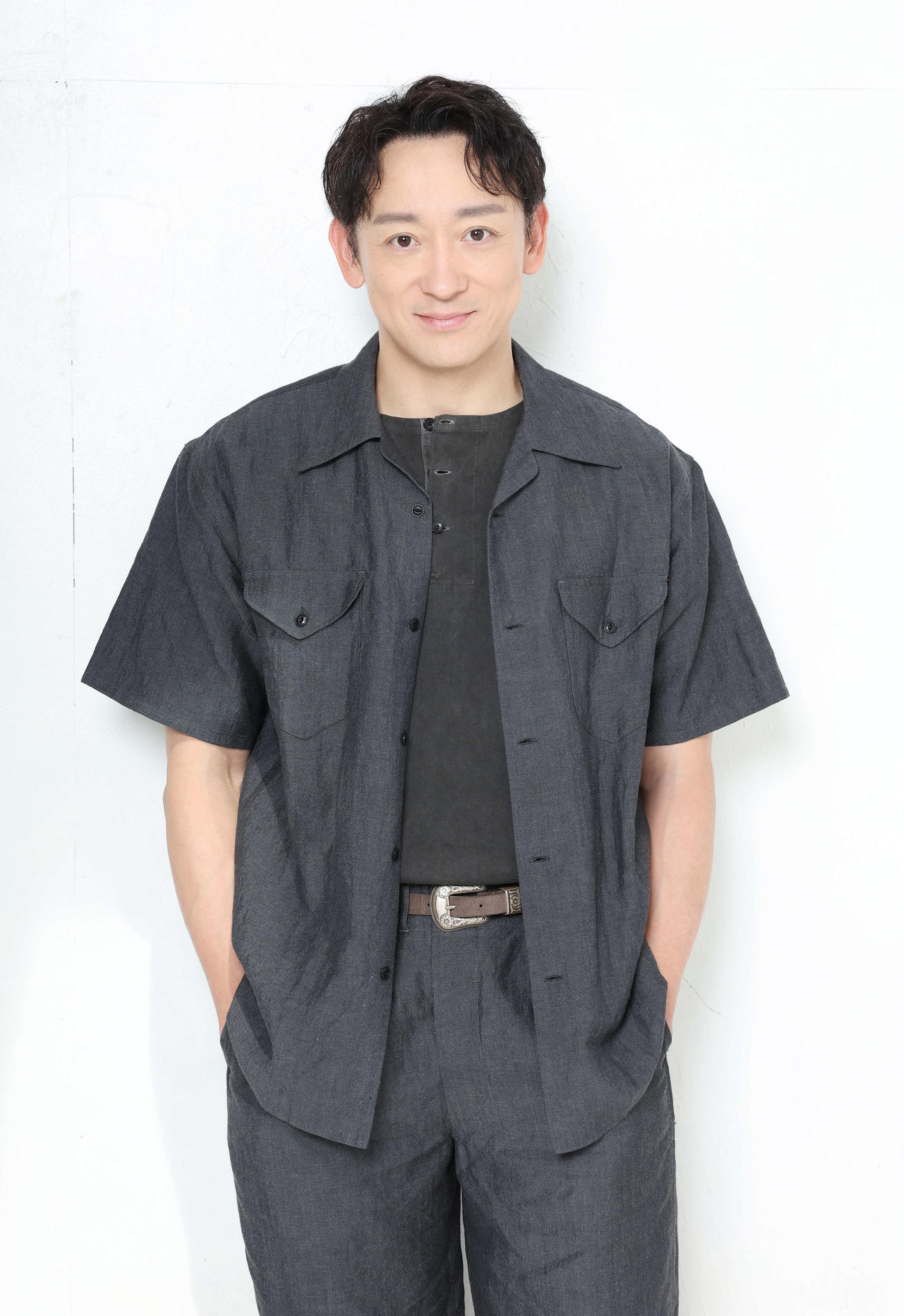 撮影時に見せる気さくな笑顔に優しさがあふれる山本耕史（撮影・宮地輝）