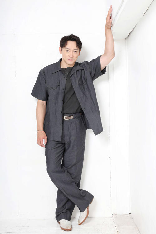 ブロードウェーミュージカル「RENT」への想いを真摯（しんし）に語る山本耕史さん。撮影時に見せる気さくな笑顔には優しさがあふれていました（撮影・宮地輝）