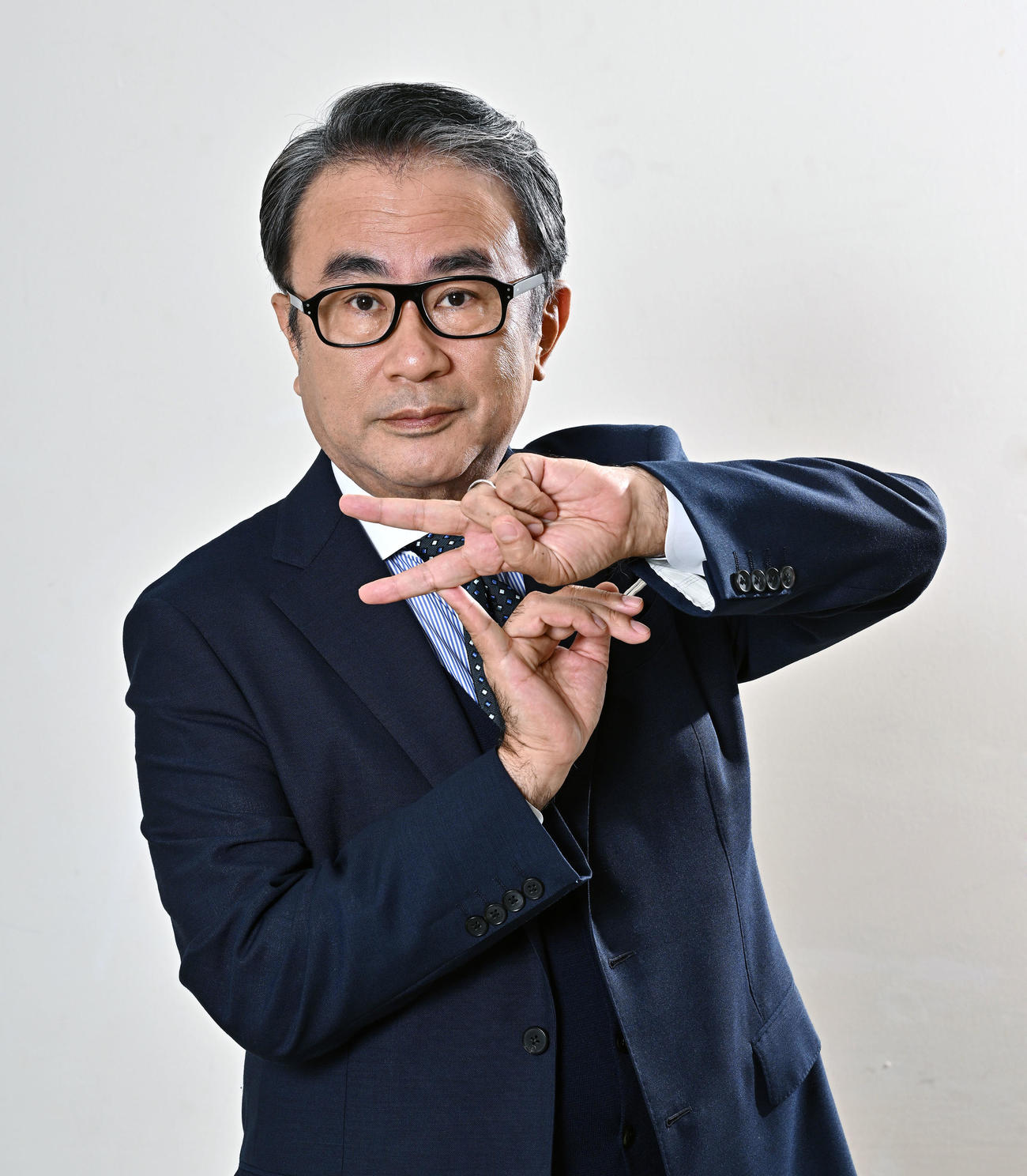 数々のヒット作を世に送り出していながら、いまだに代表作がないと語った三谷幸喜氏。その謙虚な姿勢と向上心が、おもしろい作品を生み続ける原動力なのでしょう。ちなみに映画「スオミの話をしよう」の「ス」のポーズです（撮影・滝沢徹郎）