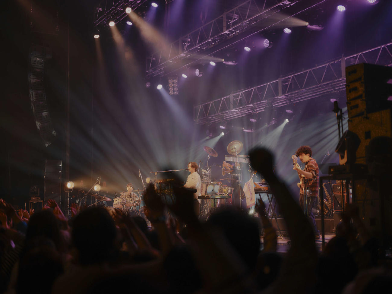 ライブでパフォーマンスするOmoinotake（C）Motouchi Daikichi