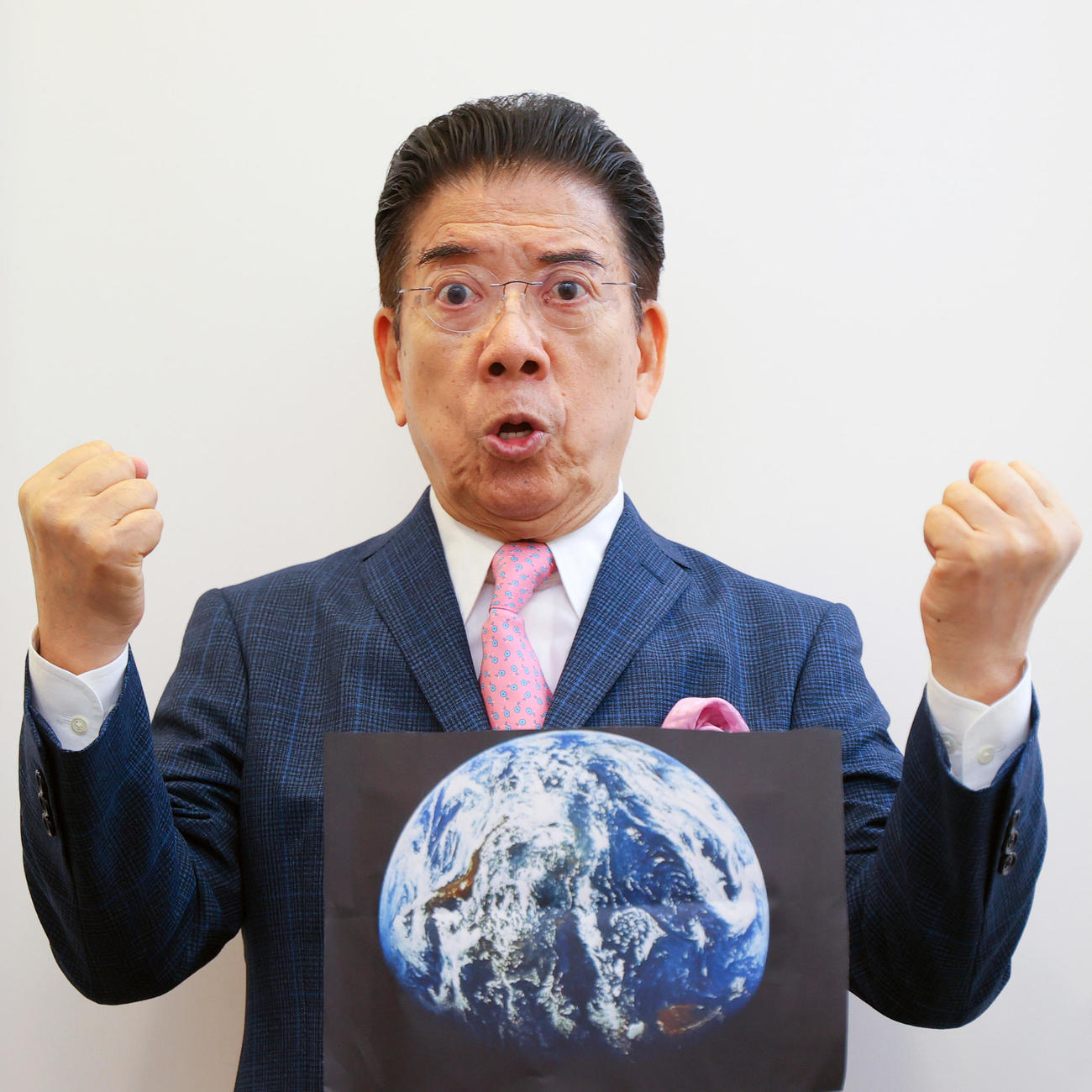 大阪・関西万博でワクワクを一緒に共有しようと来場を呼びかける西川きよしは「小さなことからコツコツと」のポーズを決める。（撮影・上山淳一）