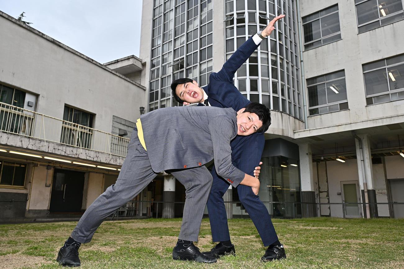 東京に進出し抱負を語ったからし蓮根の伊織（下）と杉本青空（撮影・滝沢徹郎）