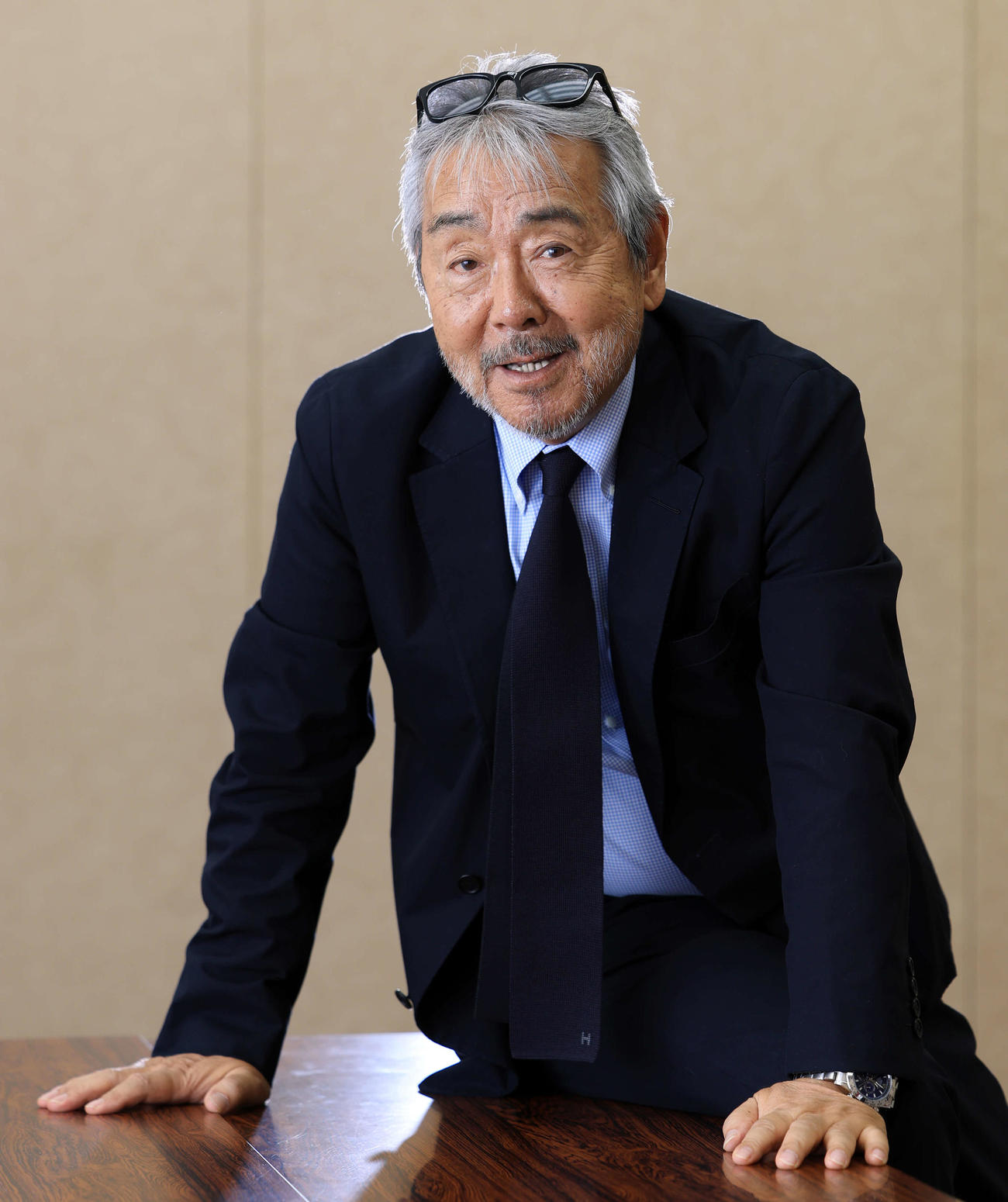 いわゆる「決め」ポーズが苦手という寺尾聰さん。撮影時、話しながら机に手をついて見せた笑みには優しさと役者としての「熱」を感じました（撮影・浅見桂子）