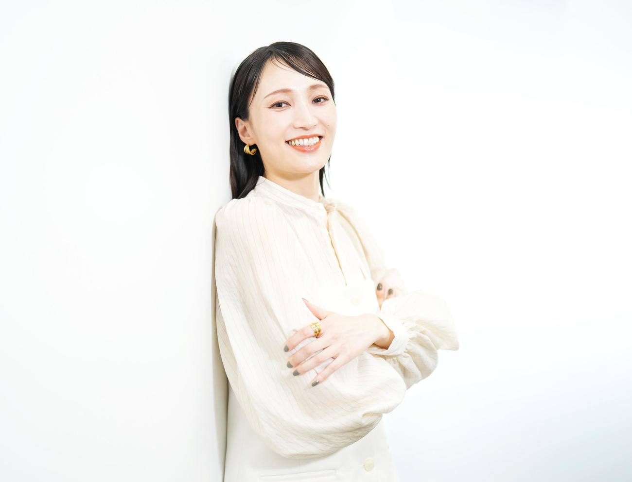 とても礼儀正しく、自信に溢れた笑顔が素敵な望海風斗。撮影の合間も、自然と周りを気遣える人柄がとても印象的でした（撮影・菅敏）