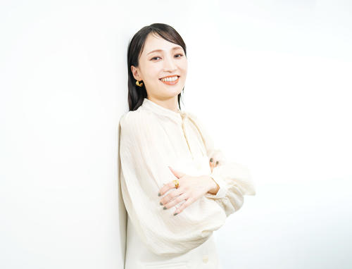 とても礼儀正しく、自信に溢れた笑顔が素敵な望海風斗。撮影の合間も、自然と周りを気遣える人柄がとても印象的でした（撮影・菅敏）