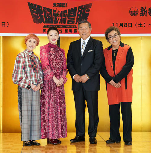18日、舞台「大逆転！戦国武将誉賑（せんごくかーにばる）」制作発表会見に登壇した、左から久本雅美、檀れい、松平健、コロッケ